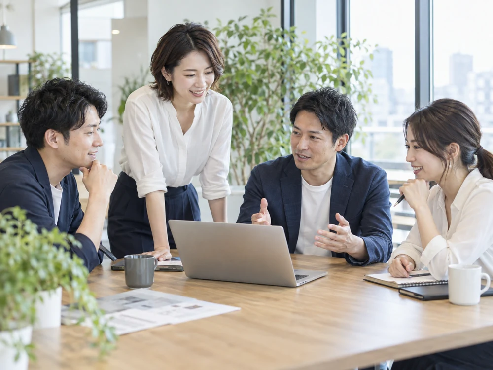 オフィスでアイデアを話し合う人たちのイメージ