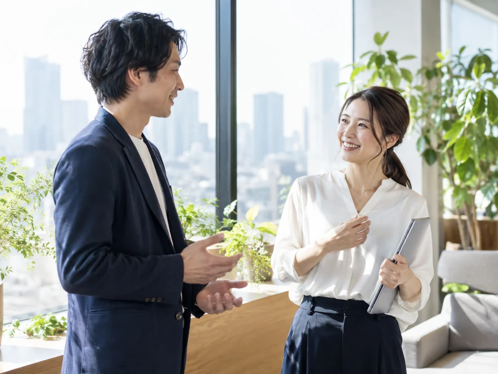 オフィスで話し合う二人のイメージ